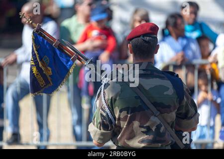 Saint Denis, la Réunion - juillet 14 2016 ; adjudant du 2e RPIMa (régiment parachutiste d’infanterie de Marine) défilant avec le drapeau de son régime Banque D'Images