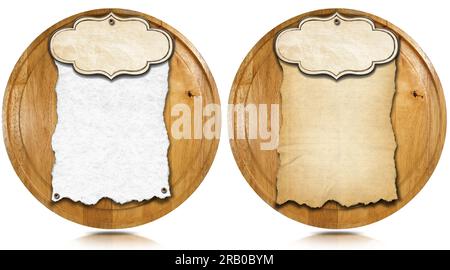 Planches à découper circulaires en bois avec feuille de papier vierge (parchemin) et étiquette, isolé sur fond blanc, modèle pour recettes ou nourriture et boisson m Banque D'Images