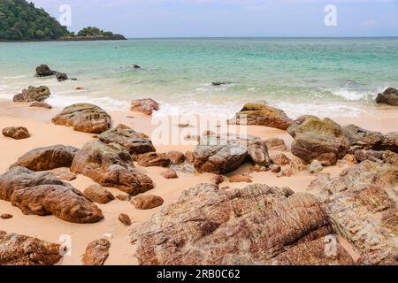 Plage tropicale sur une île déserte avec de l'eau bleue claire et claire. Romance et aventure. Vacances parfaites. Banque D'Images