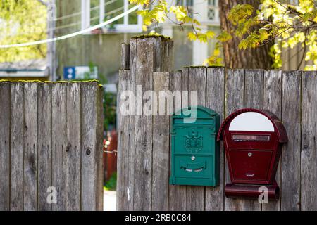 Boîtes aux lettres sur la clôture d'une maison privée à la campagne, une zone suburbaine confortable Banque D'Images