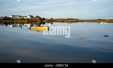 Réflexions nocturnes dans le détroit de Cymyran (vers le sud), four Mile Bridge, Anglesey, pays de Galles, Royaume-Uni Banque D'Images