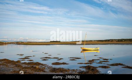 Réflexions nocturnes dans le détroit de Cymyran (vers le sud), four Mile Bridge, Anglesey, pays de Galles, Royaume-Uni Banque D'Images