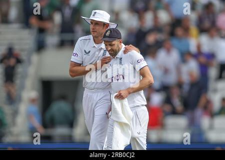 Stuart Broad d'Angleterre félicite Mark Wood d'Angleterre pour le bowling Australia lors de la LV= Insurance Ashes Third Test Series Day 1 Angleterre contre Australie au Headingley Stadium, Leeds, Royaume-Uni, 6 juillet 2023 (photo de Mark Cosgrove/News Images) Banque D'Images