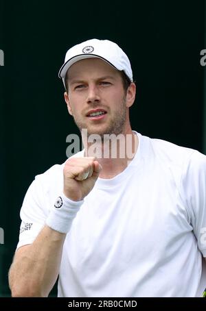 Londres, Grande-Bretagne. 6 juillet 2023. Botic van de Zandschulp réagit lors du match de premier tour en simple masculin entre Zhang Zhizhen, de Chine, et Botic van de Zandschulp, des pays-Bas, aux Championnats de tennis de Wimbledon à Londres, en Grande-Bretagne, le 6 juillet 2023. Crédit : Li Ying/Xinhua/Alamy Live News Banque D'Images