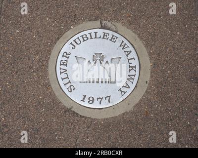 LONDRES, Royaume-Uni - 06 JUIN 2023 : panneau Silver Jubilee Walkway circa 1977 Banque D'Images