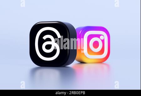 Valence, Espagne - juillet 2023 : logos de threads et d'applications Instagram sur fond bleu en rendu 3D. Threads est une nouvelle application de médias sociaux par Meta f Banque D'Images