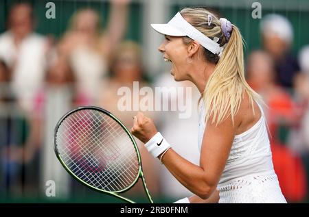 Katie Boulter célèbre sa victoire sur Viktoriya Tomova (non représenté) lors de la quatrième journée des Championnats de Wimbledon 2023 au All England Lawn tennis and Croquet Club à Wimbledon. Date de la photo : jeudi 6 juillet 2023. Banque D'Images