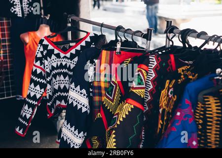 Tableau suspendu de robes traditionnelles faites à la main de femmes T'boli appelées 'Kegal T'boli', mélangées de Kegal Bentilas (paillettes) et Kegal Nessif (broderie) Banque D'Images