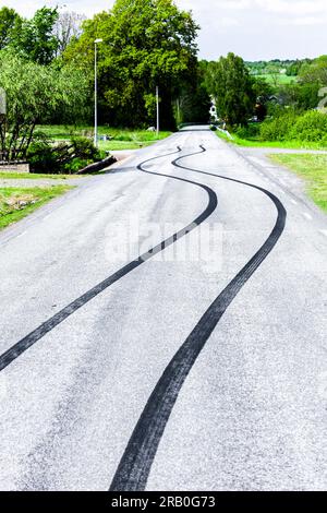 Marques de dérapage sur une route asphaltée Banque D'Images