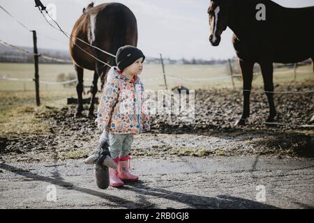 Petite fille chevauchant avec son cheval de passe-temps Banque D'Images