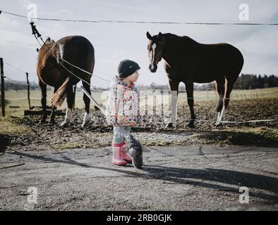 Petite fille chevauchant avec son cheval de passe-temps Banque D'Images