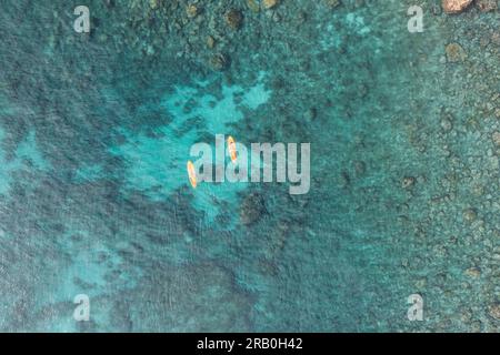 Vue aérienne de deux pagayeurs debout au large de la côte de Tarrafal, îles du Cap-Vert Banque D'Images