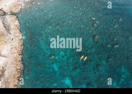 Vue aérienne de deux pagayeurs debout au large de la côte de Tarrafal, îles du Cap-Vert Banque D'Images