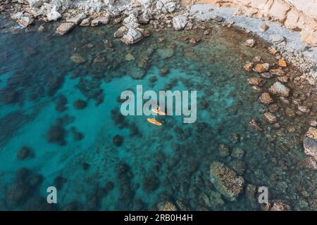 Vue aérienne de deux pagayeurs debout au large de la côte de Tarrafal, îles du Cap-Vert Banque D'Images