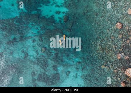 Vue aérienne de deux pagayeurs debout au large de la côte de Tarrafal, îles du Cap-Vert Banque D'Images