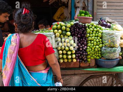 Femme indienne achetant des légumes dans le vieux Delhi, Delhi, New Delhi, Inde Banque D'Images