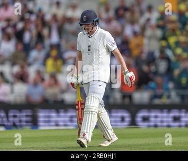 Harry Brook d'Angleterre déprimé quitte le terrain après avoir été pris par Steven Smith d'Australie lors de la LV= Insurance Ashes Third Test Series Day 1 Angleterre - Australie au Headingley Stadium, Leeds, Royaume-Uni, le 6 juillet 2023 (photo de Mark Cosgrove/News Images) Banque D'Images