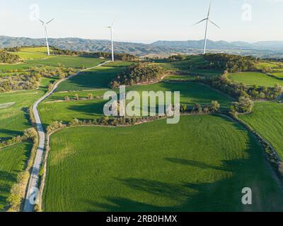 Vue aérienne des moulins à vent dans les zones agricoles sur les collines dans la province de Lerida en Catalogne Espagne Banque D'Images