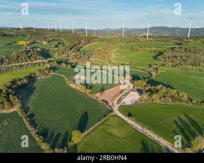 Vue aérienne des moulins à vent dans les zones agricoles sur les collines dans la province de Lerida en Catalogne Espagne Banque D'Images