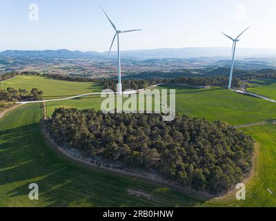 Vue aérienne des moulins à vent dans les zones agricoles sur les collines dans la province de Lerida en Catalogne Espagne Banque D'Images