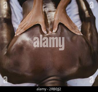 Massage sur la plage de Tarrafal, Cap Vert, Afrique Banque D'Images