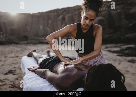 Massage sur la plage de Tarrafal, Cap Vert, Afrique Banque D'Images