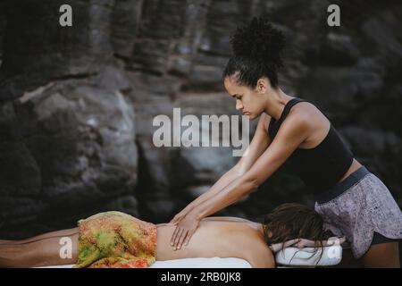 Massage sur la plage de Tarrafal, Cap Vert, Afrique Banque D'Images