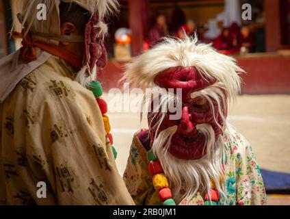 Cham danse avec des lamas masqués au monastère de Lamayuru, Ladakh, Khalatse, Inde Banque D'Images