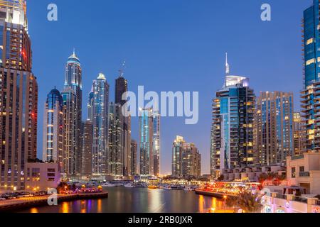 Skyline de bâtiments modernes de grande hauteur à Dubai Marina, Émirats arabes Unis. Banque D'Images