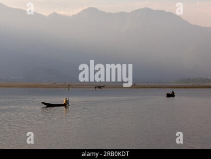 Pêcheurs cachemiriens sur le lac Dal au matin, Jammu-et-Cachemire, Srinagar, Inde Banque D'Images