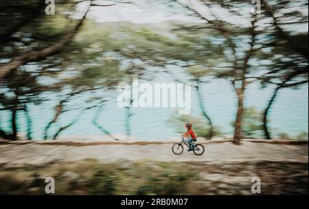 Garçon faisant du vélo sur la promenade Banque D'Images