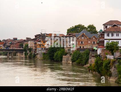 Bâtiments patrimoniaux cachemiriens le long de la rivière Jhelum, Jammu-et-Cachemire, Srinagar, Inde Banque D'Images