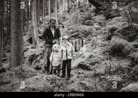 Mère randonnée avec des enfants en forêt Banque D'Images