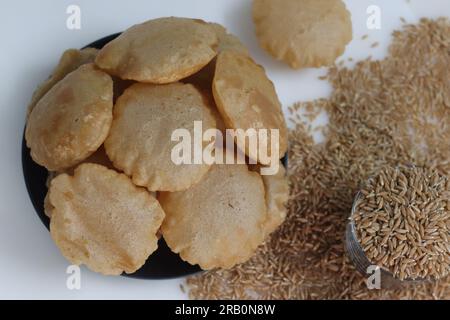 Puris de blé Khapli. Pain plat indien frit à base de farine de blé Emmer. Une version de puri avec les plus anciennes variétés de blé de l'Inde. Tiré avec un h Banque D'Images