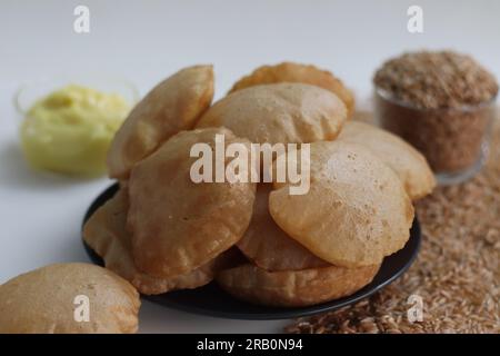 Puris de blé Khapli. Pain plat indien frit à base de farine de blé Emmer servi avec de la main de crevette, yaourt sucré populaire en Inde. Une version de puri Banque D'Images