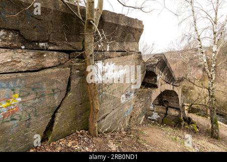 Europe, Pologne, voïvodie Warmian-Masurian, ancien pont ferroviaire détruit sur la rivière Sapina dans le village de Kruklanki Banque D'Images