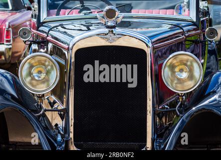 Le capot d'une vieille voiture Austin montrant les grands phares et les détails chromés Banque D'Images