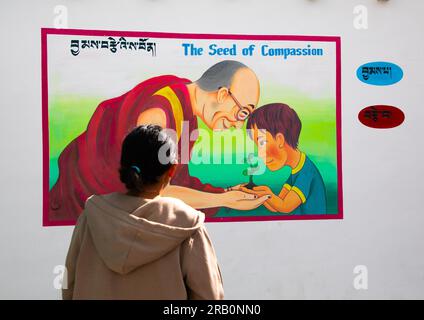 Murale tibétaine du village des enfants SOS représentant le Dalaï Lama, Ladakh, Leh, Inde Banque D'Images