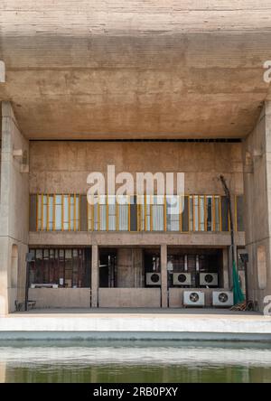 Palais d'Assemblée conçu par le Corbusier, État du Punjab, Chandigarh, Inde Banque D'Images