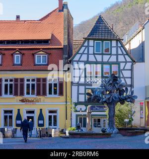 Allemagne, Rhénanie-Palatinat, Neustadt a. d. Weinstraße, la fontaine du Paradis du professeur Gernot Rumpf est présente sur le marché de la pomme de terre depuis 1973. Banque D'Images