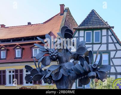 Allemagne, Rhénanie-Palatinat, Neustadt a. d. Weinstraße, la fontaine du Paradis du professeur Gernot Rumpf est présente sur le marché de la pomme de terre depuis 1973. Banque D'Images