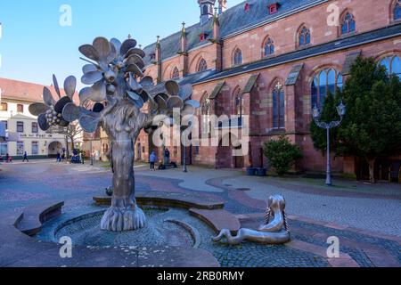 Allemagne, Rhénanie-Palatinat, Neustadt a. d. Weinstraße, la fontaine du Paradis du professeur Gernot Rumpf est présente sur le marché de la pomme de terre depuis 1973. Banque D'Images