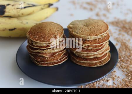 Crêpe de plantain de blé Khapli. Une version saine de crêpes à base de farine de blé Emmer, plantain mûr, sucrée avec du jaggery. Une version de Pancake wi Banque D'Images