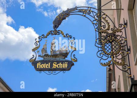 Allemagne, Bade-Württemberg, Rastatt, panneau en fer forgé 'Hotel Schiff'. Banque D'Images