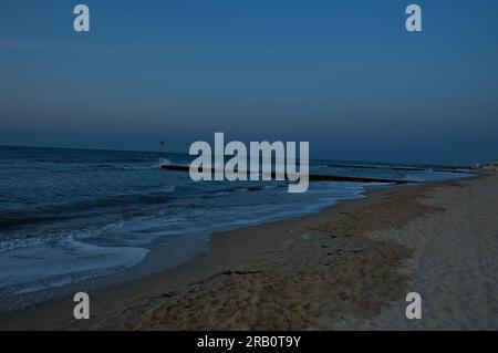 Vue sur la plage de Lido di Jesolo tôt le matin à différentes phases du lever du soleil, Italie Banque D'Images