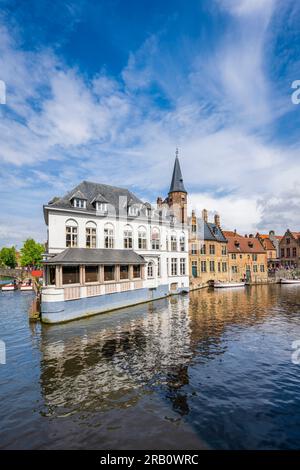 Bâtiments historiques le long d'un canal à Bruges, Belgique Banque D'Images