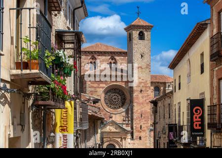 Rue principale, Calle Mayor et cathédrale Santa Maria de Sigüenza, Sigüenza, province de Guadalajara, Espagne Banque D'Images