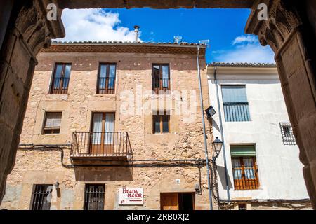 Bâtiments dans la rue principale, Calle Mayor, Sigüenza, province de Guadalajara, Espagne Banque D'Images