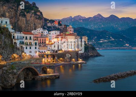 Nuit à Atrani, côte amalfitaine, Campanie, Italie Banque D'Images