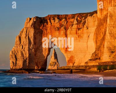 Aiguille d'Etretat vue à travers Manneporte, Normandie. Banque D'Images